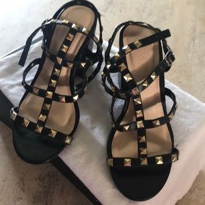 Wild diva lounge gold stud heels siz wn 5.5